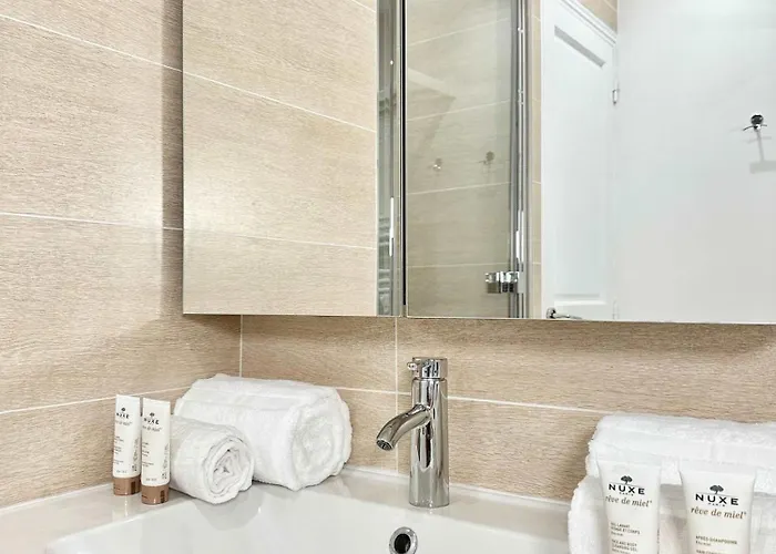 Eiffel Tower - Premium For 4 *